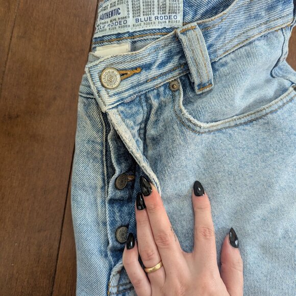 BLUE RODEO VINTAGE LIGHT WASH JEAN SHORTS - Picture 4 of 4